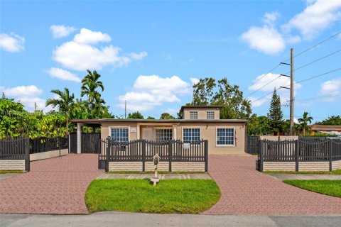 Снять в аренду таунхаус в Майами, Флорида 4 спальни, 204.66м2, № 1956145 - фото 1