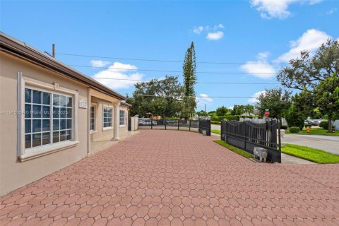 Снять в аренду таунхаус в Майами, Флорида 4 спальни, 204.66м2, № 1956145 - фото 4