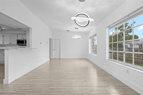 Снять в аренду таунхаус в Майами, Флорида 4 спальни, 204.66м2, № 1956145 - фото 7