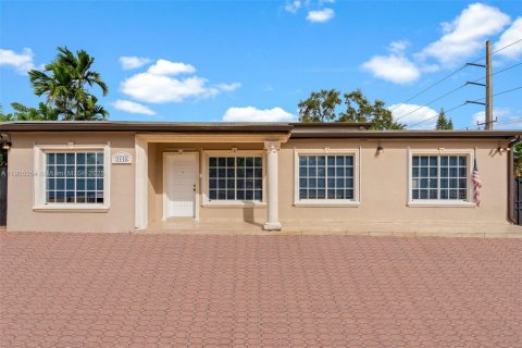 Снять в аренду таунхаус в Майами, Флорида 4 спальни, 204.66м2, № 1956145 - фото 3