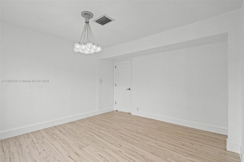 Снять в аренду таунхаус в Майами, Флорида 4 спальни, 204.66м2, № 1956145 - фото 22
