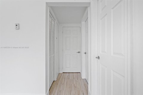 Снять в аренду таунхаус в Майами, Флорида 4 спальни, 204.66м2, № 1956145 - фото 20
