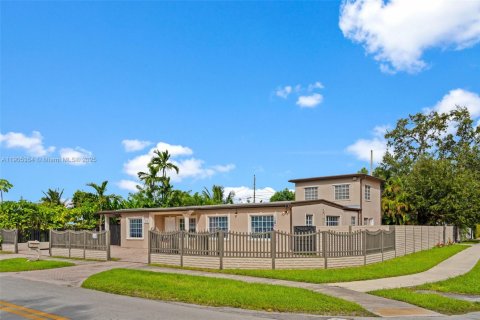 Снять в аренду таунхаус в Майами, Флорида 4 спальни, 204.66м2, № 1956145 - фото 2