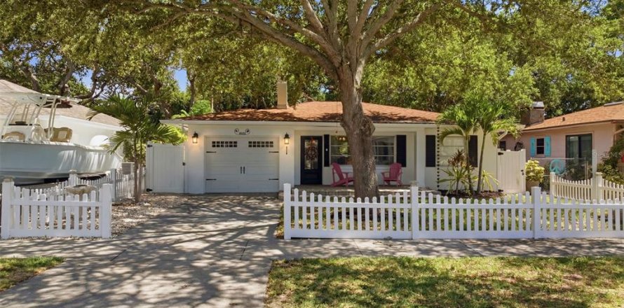 House in Clearwater, Florida 2 bedrooms, 113.62 sq.m. № 2223236