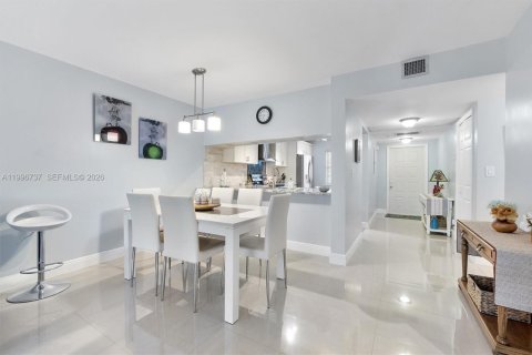 Condo in Pompano Beach, Florida, 2 bedrooms  № 2060824 - photo 14