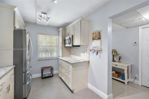 Condo in Pompano Beach, Florida, 2 bedrooms  № 2060824 - photo 18