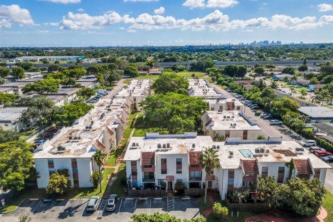 Condo in Lauderhill, Florida, 3 bedrooms  № 2060894 - photo 21