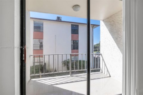 Condo in Lauderhill, Florida, 3 bedrooms  № 2060894 - photo 15