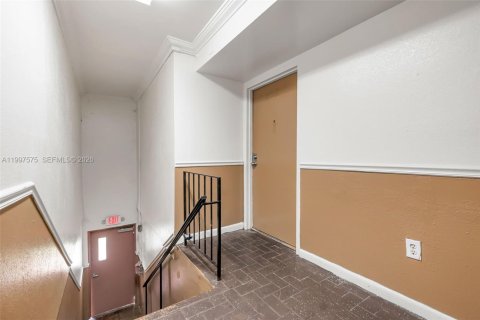 Condo in Lauderhill, Florida, 3 bedrooms  № 2060894 - photo 16