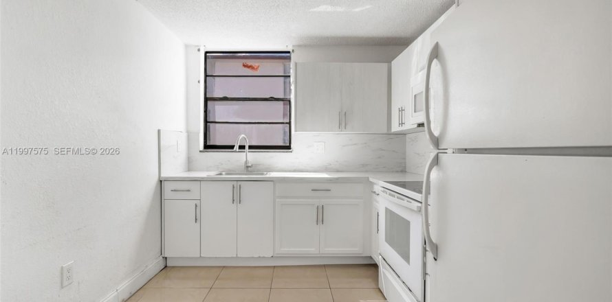 Condo in Lauderhill, Florida, 3 bedrooms  № 2060894