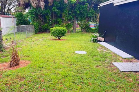 House in Lauderdale Lakes, Florida 1 bedroom, 159.61 sq.m. № 2083510 - photo 2