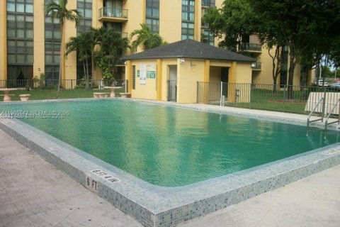 Купить кондоминиум в Майами, Флорида 2 спальни, 83.43м2, № 2049576 - фото 2