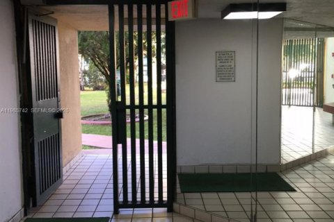 Купить кондоминиум в Майами, Флорида 2 спальни, 83.43м2, № 2049576 - фото 17