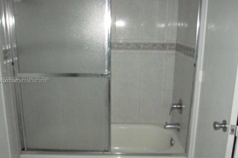 Купить кондоминиум в Майами, Флорида 2 спальни, 83.43м2, № 2049576 - фото 12