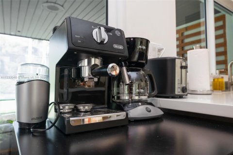 Casa en alquiler en Miami, Florida, 4 dormitorios, 214.88 m2 № 2060031 - foto 11