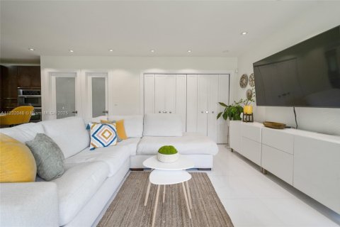 Casa en alquiler en Miami, Florida, 4 dormitorios, 214.88 m2 № 2060031 - foto 3