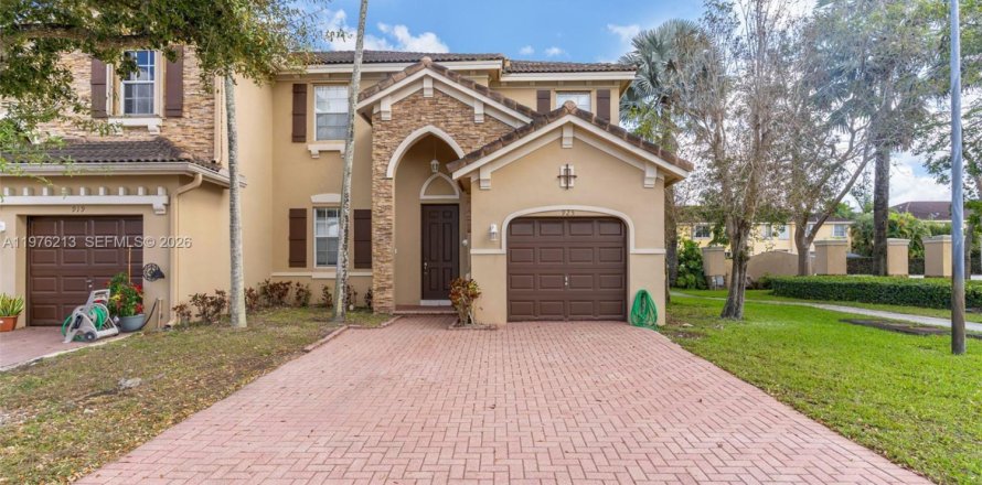 Townhouse in Miami, Florida 3 bedrooms, 165.09 sq.m. № 2040851