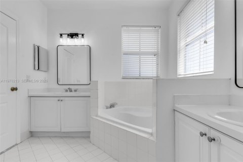 Townhouse in Miami, Florida 3 bedrooms, 165.09 sq.m. № 2040851 - photo 14