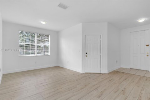 Townhouse in Miami, Florida 3 bedrooms, 165.09 sq.m. № 2040851 - photo 4