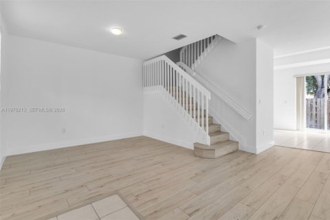 Townhouse in Miami, Florida 3 bedrooms, 165.09 sq.m. № 2040851 - photo 2