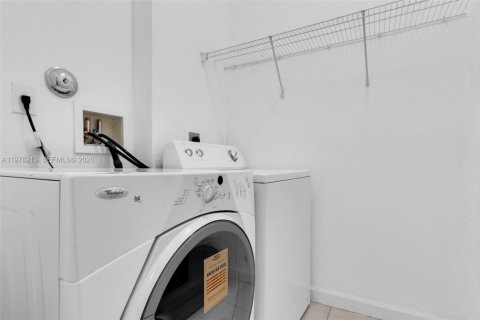 Townhouse in Miami, Florida 3 bedrooms, 165.09 sq.m. № 2040851 - photo 22