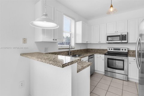 Townhouse in Miami, Florida 3 bedrooms, 165.09 sq.m. № 2040851 - photo 6