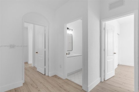 Townhouse in Miami, Florida 3 bedrooms, 165.09 sq.m. № 2040851 - photo 11