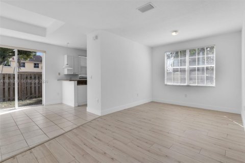 Townhouse in Miami, Florida 3 bedrooms, 165.09 sq.m. № 2040851 - photo 5