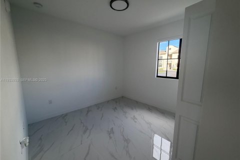 Apartment in Hialeah, Florida 2 bedrooms № 2152496 - photo 11