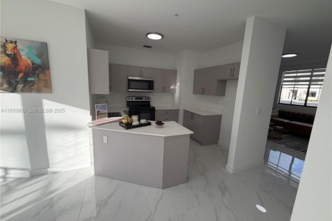 Apartment in Hialeah, Florida 2 bedrooms № 2152496 - photo 3