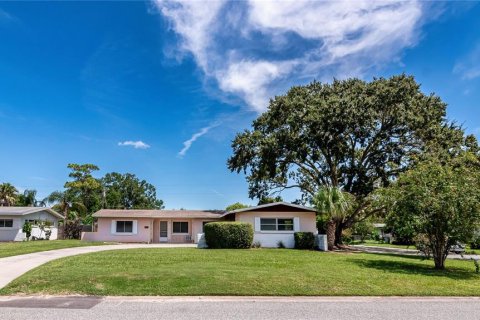 House in Orlando, Florida 3 bedrooms, 141.68 sq.m. № 1883068 - photo 1