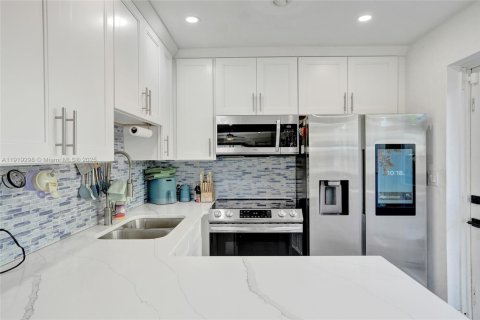 Condo in Fort Lauderdale, Florida, 2 bedrooms  № 1974533 - photo 8