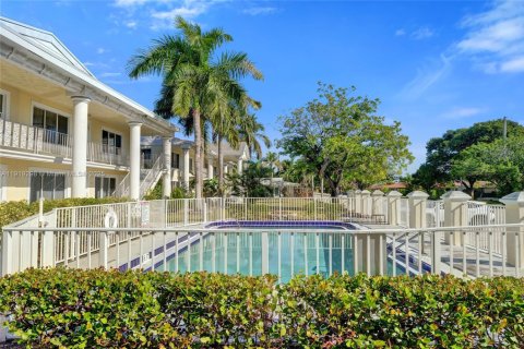Condo in Fort Lauderdale, Florida, 2 bedrooms  № 1974533 - photo 1