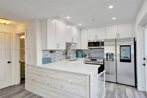 Condo in Fort Lauderdale, Florida, 2 bedrooms  № 1974533 - photo 7