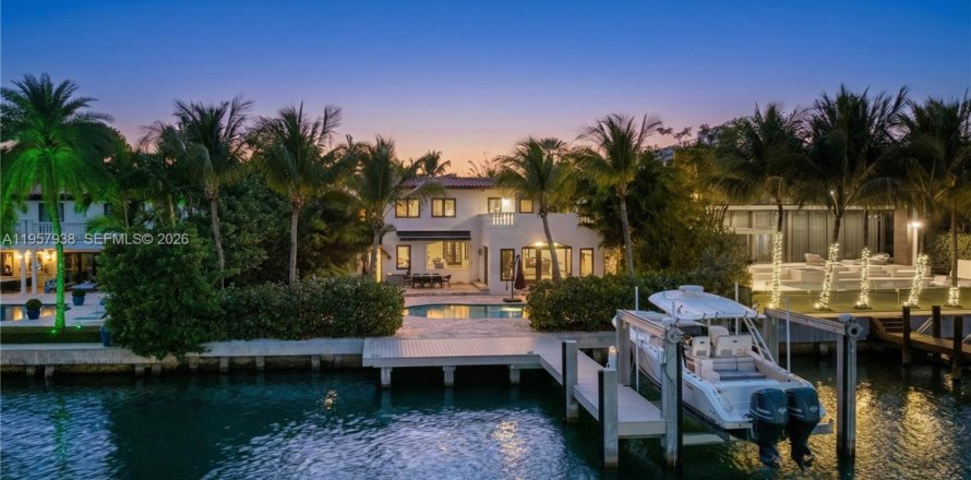 Casa en Miami Beach, Florida 5 dormitorios, 370.22 m2 № 2025156
