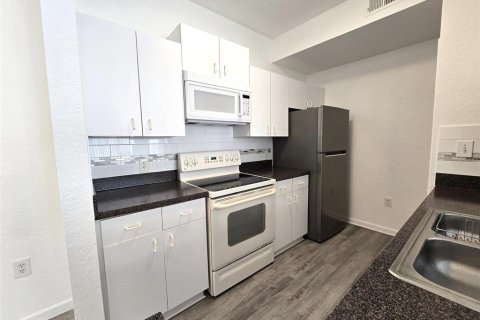 Condo in Tampa, Florida, 2 bedrooms  № 2215082 - photo 11