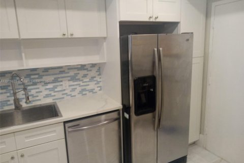 Купить кондоминиум в Майами, Флорида 1 спальня, 79.99м2, № 2053653 - фото 2