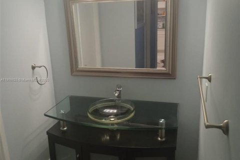 Купить кондоминиум в Майами, Флорида 1 спальня, 79.99м2, № 2053653 - фото 9