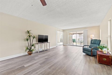 Condo in Seminole, Florida, 2 bedrooms  № 1536603 - photo 10