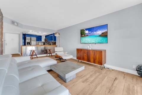 Condo in Fort Lauderdale, Florida, 2 bedrooms  № 2382061 - photo 11