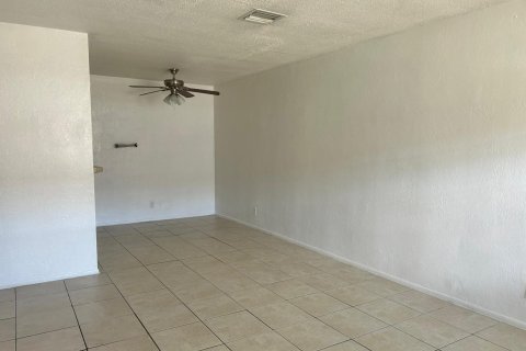 Apartment in Lauderhill, Florida 2 bedrooms, 74.32 sq.m. № 2250990 - photo 2