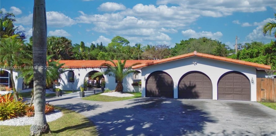 Villa ou maison à Pinecrest, Floride 8 chambres, 444.44 m2 № 2007579