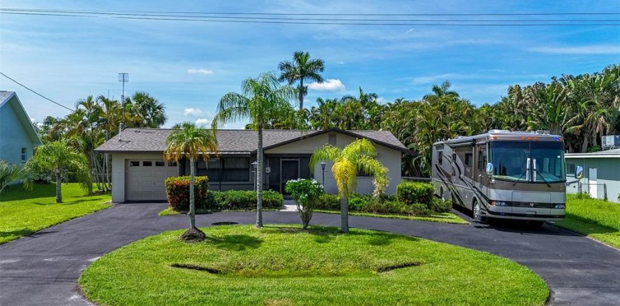 House in North Fort Myers, Florida 2 bedrooms, 140.65 sq.m. № 1886919