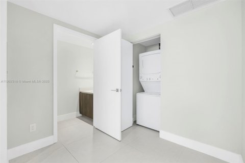 Condo in Miami, Florida, 1 bedroom  № 1953764 - photo 17