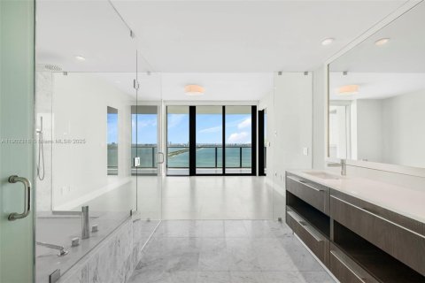 Condo in Miami, Florida, 1 bedroom  № 1953764 - photo 15