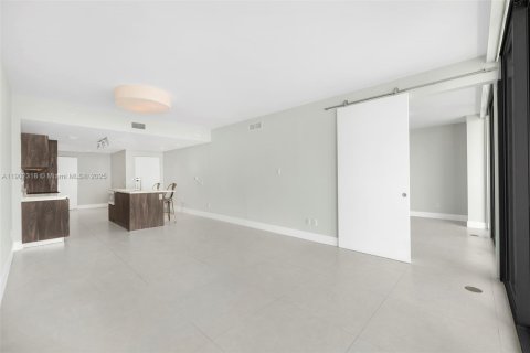 Condo in Miami, Florida, 1 bedroom  № 1953764 - photo 8