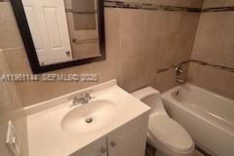 Снять в аренду кондоминиум в Холливуд, Флорида 2 спальни, 69.58м2, № 2024871 - фото 14