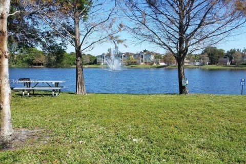 Кондоминиум с 2 спальнями в Холливуд, Флорида № 2024871