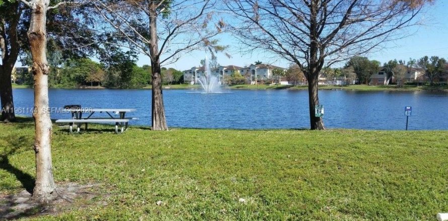 Кондоминиум с 2 спальнями в Холливуд, Флорида № 2024871