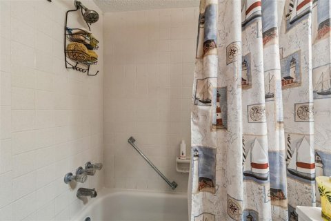 Condo in Dunedin, Florida, 2 bedrooms  № 2221835 - photo 24